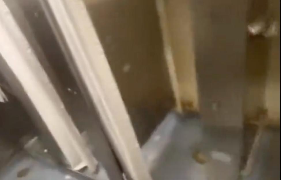 美军航母又爆水管了，舱室被淹，船员半夜2点用簸箕排水

日前社交媒体上一段视频又