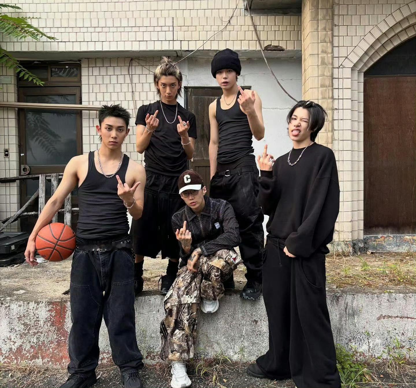 朴宰范制作的新男团LNGSHOT以中指造型登场 ​​​