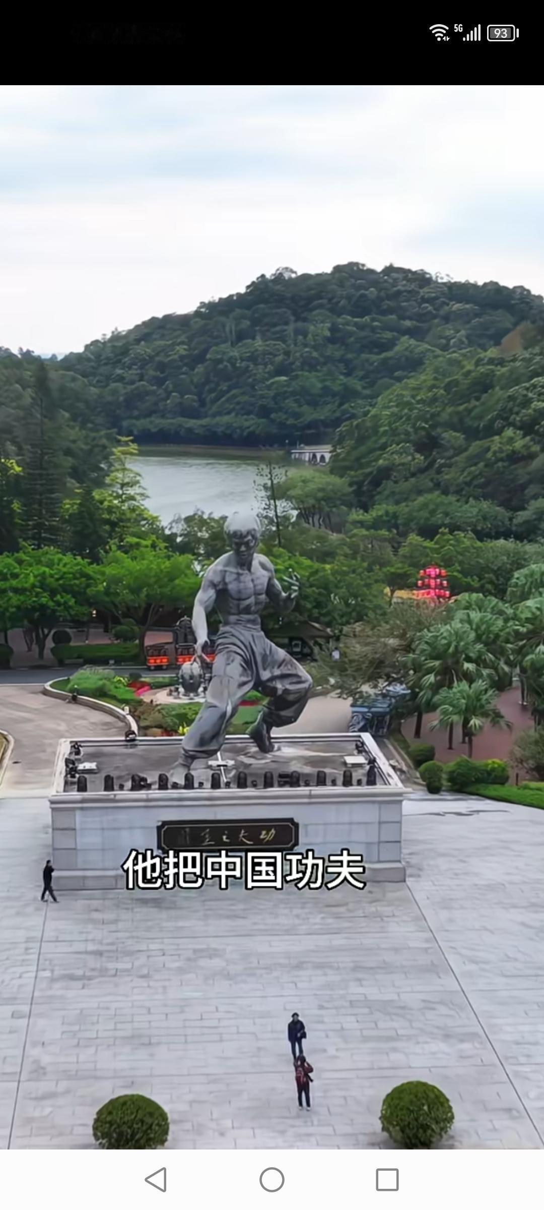 站在李小龙故居前，崇敬之情油然而生。他真是华人的骄傲，每个中华男儿心中的偶像。