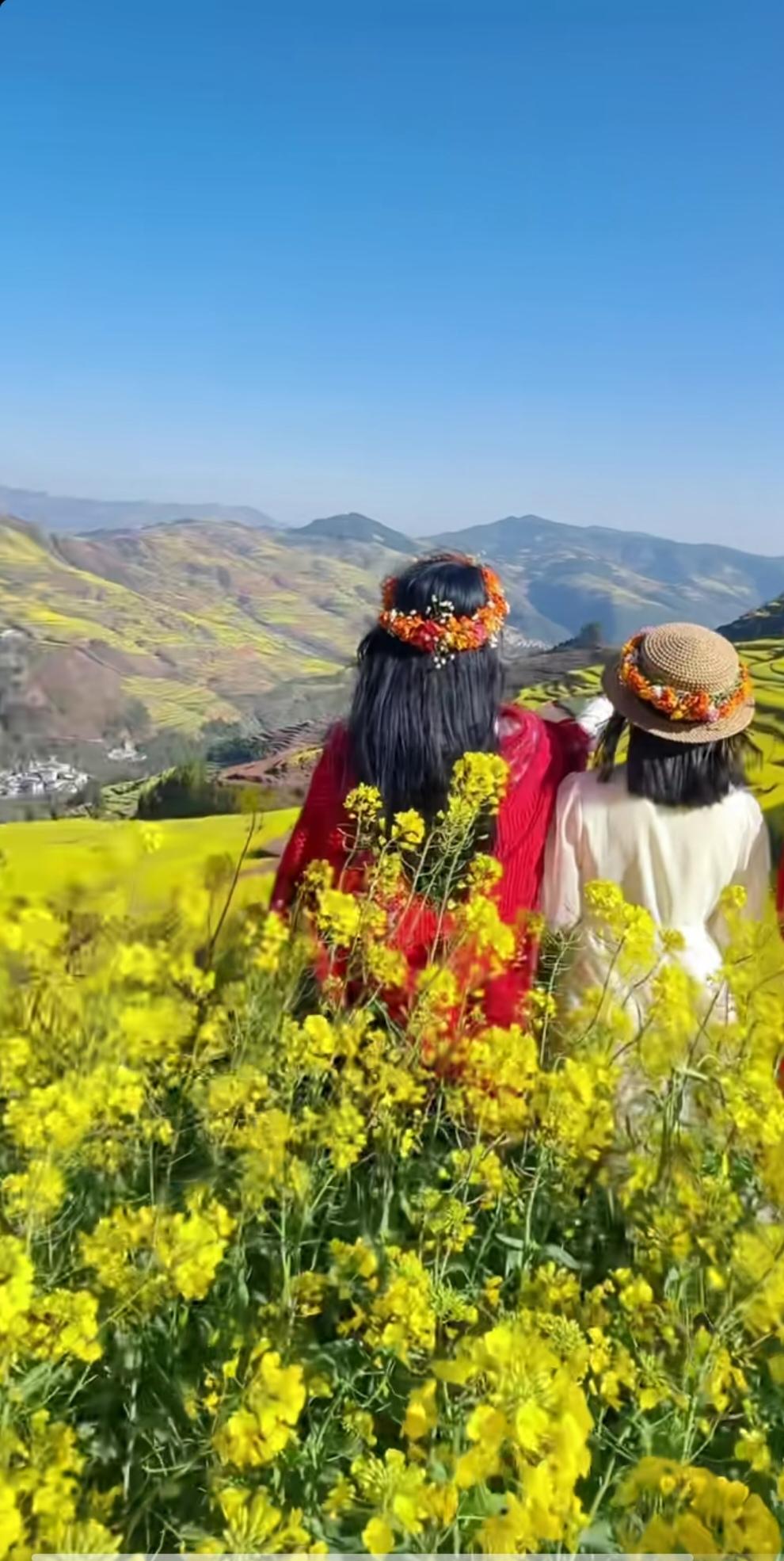 女孩子怎样穿搭既时尚又好看？
女孩子穿搭时尚好看，不一定要花大钱。
冬天用长裤配