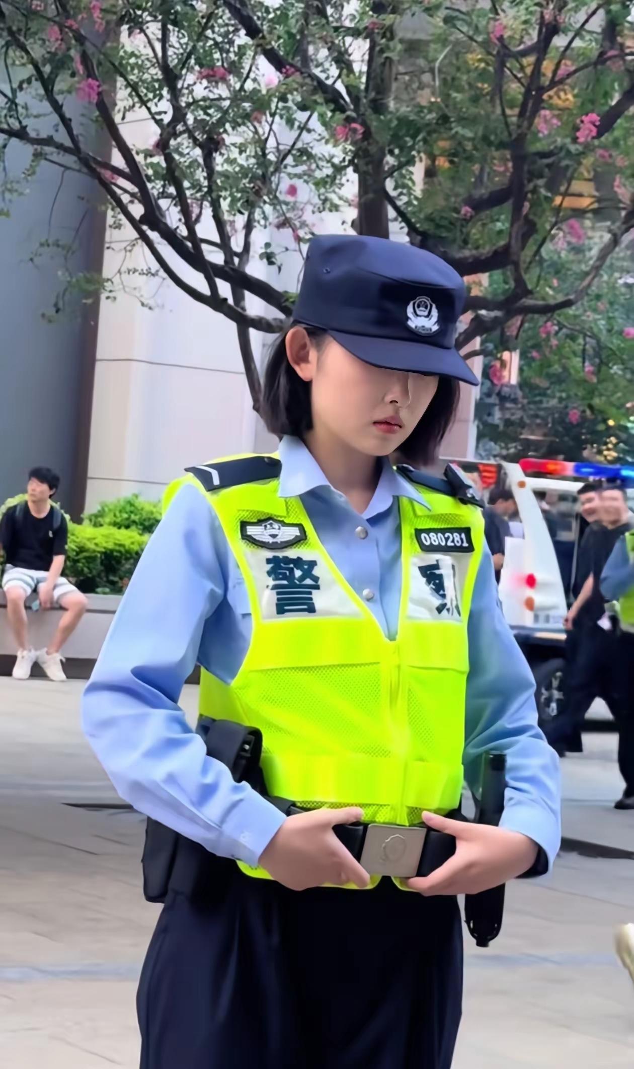 上海南京路的执勤女学警，直接被网友们整不会了，国庆期间大家不去景德镇拍鸡排哥，反