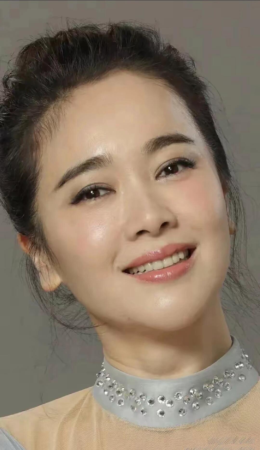 左小青的美，是温润淡然的东方之美，没有咄咄逼人的艳丽，越品越有味道。
她五官线条