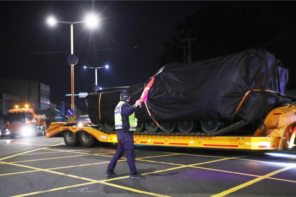 被台蛙寄予厚望、并称之为“地表最强战车”的M1A2T主战坦克(首批38辆，共10