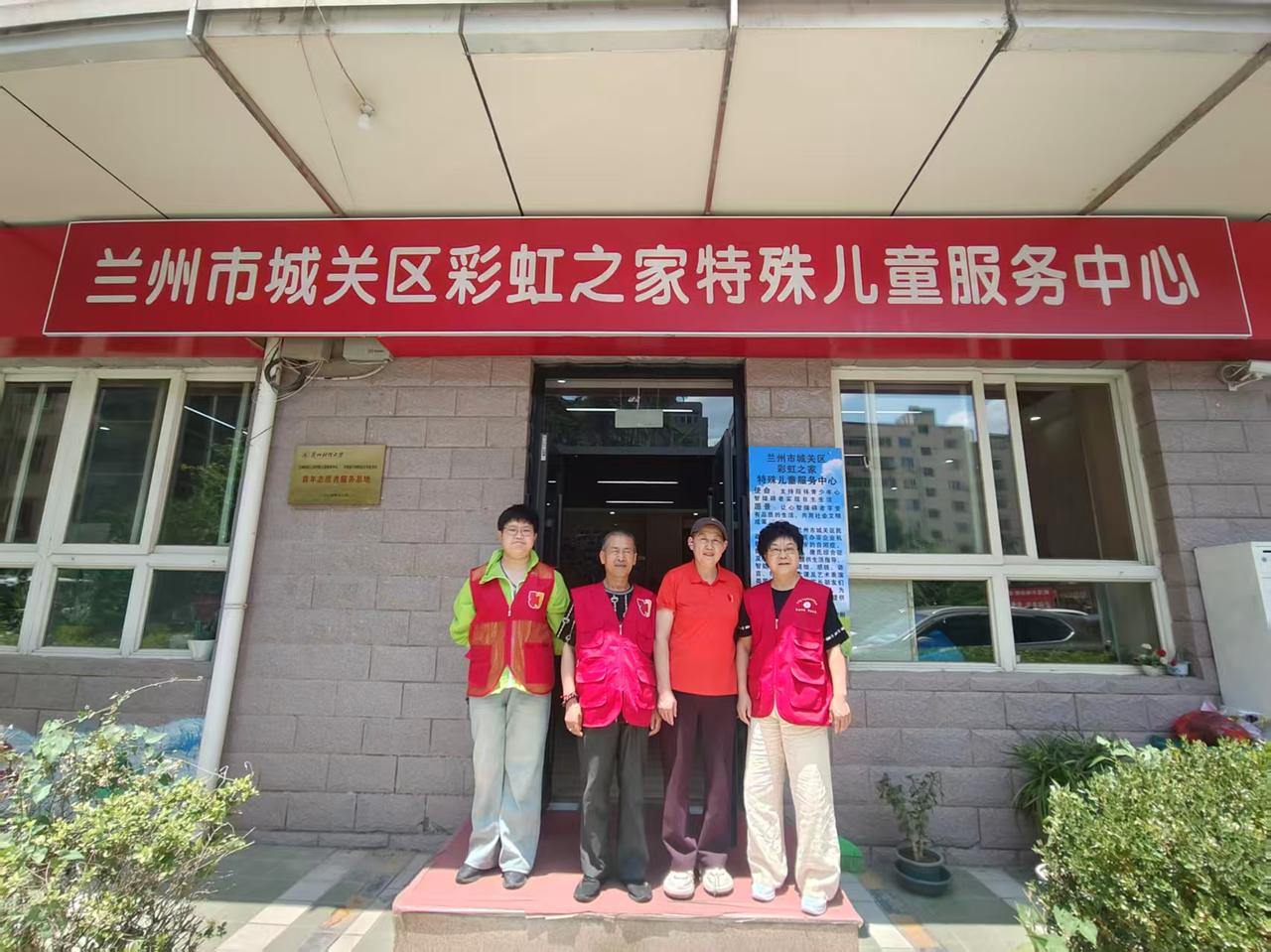 端午节前送温情 ——

岳研会副会长岳小平
携志愿者看望特殊儿童

记者王志俭（