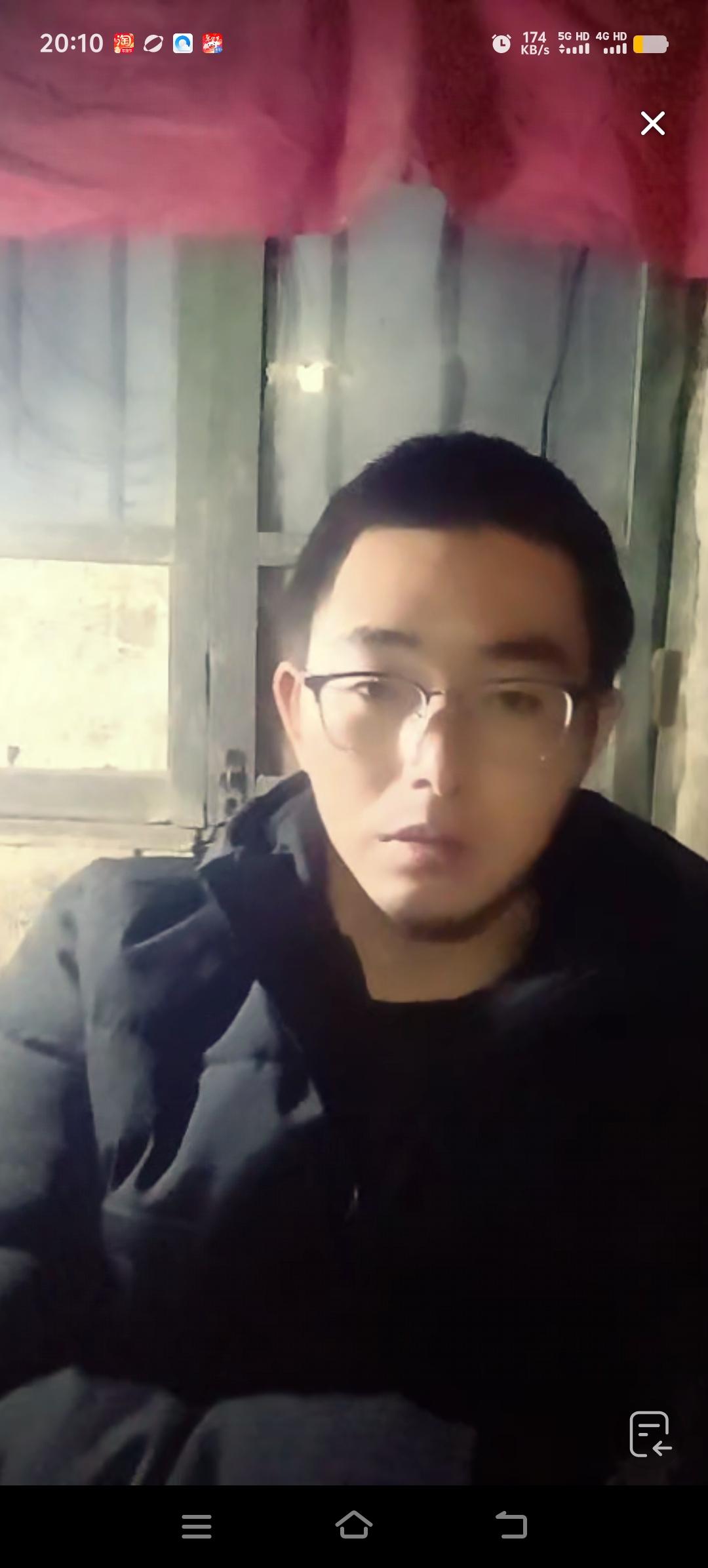 胡龙爸爸妈妈困在生活的焦虑里，无暇顾及人生的下半场，所以他们把日子过得一败涂地，