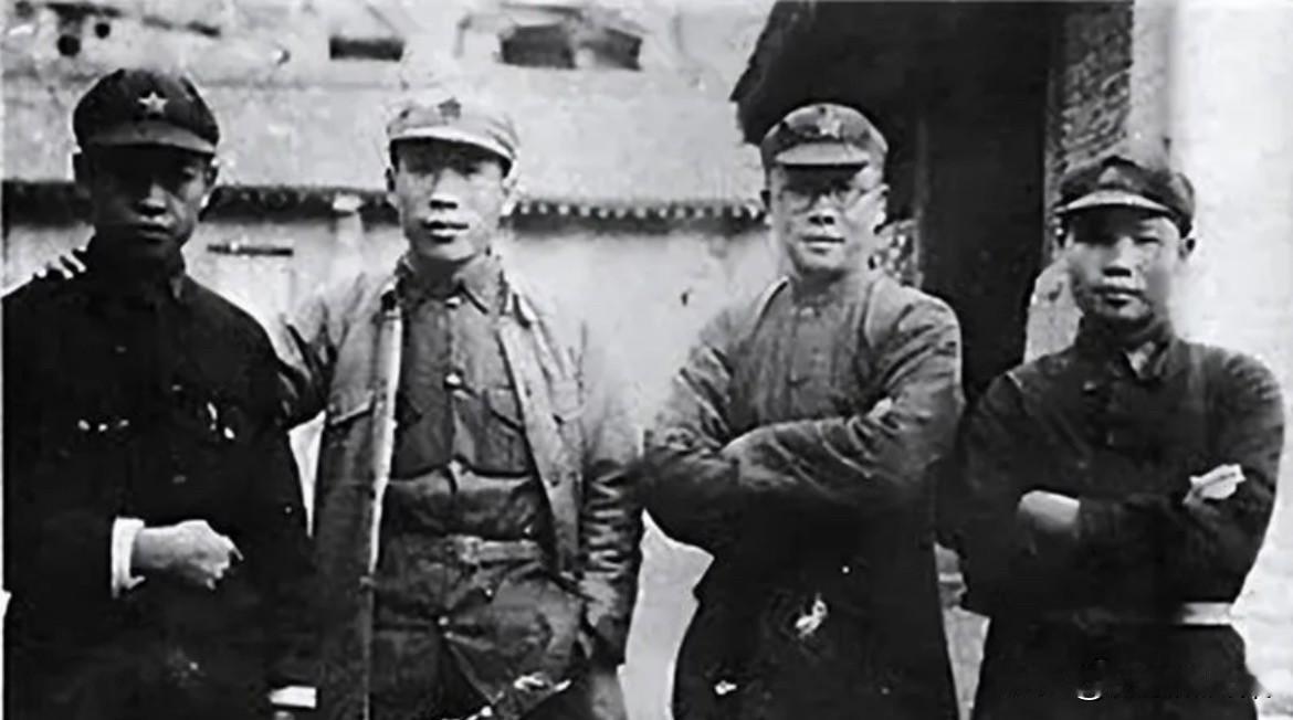 1936年，西安事变前夕，陕北保安，右起：钱江、伍修权，李克农，井茂然的合影。其