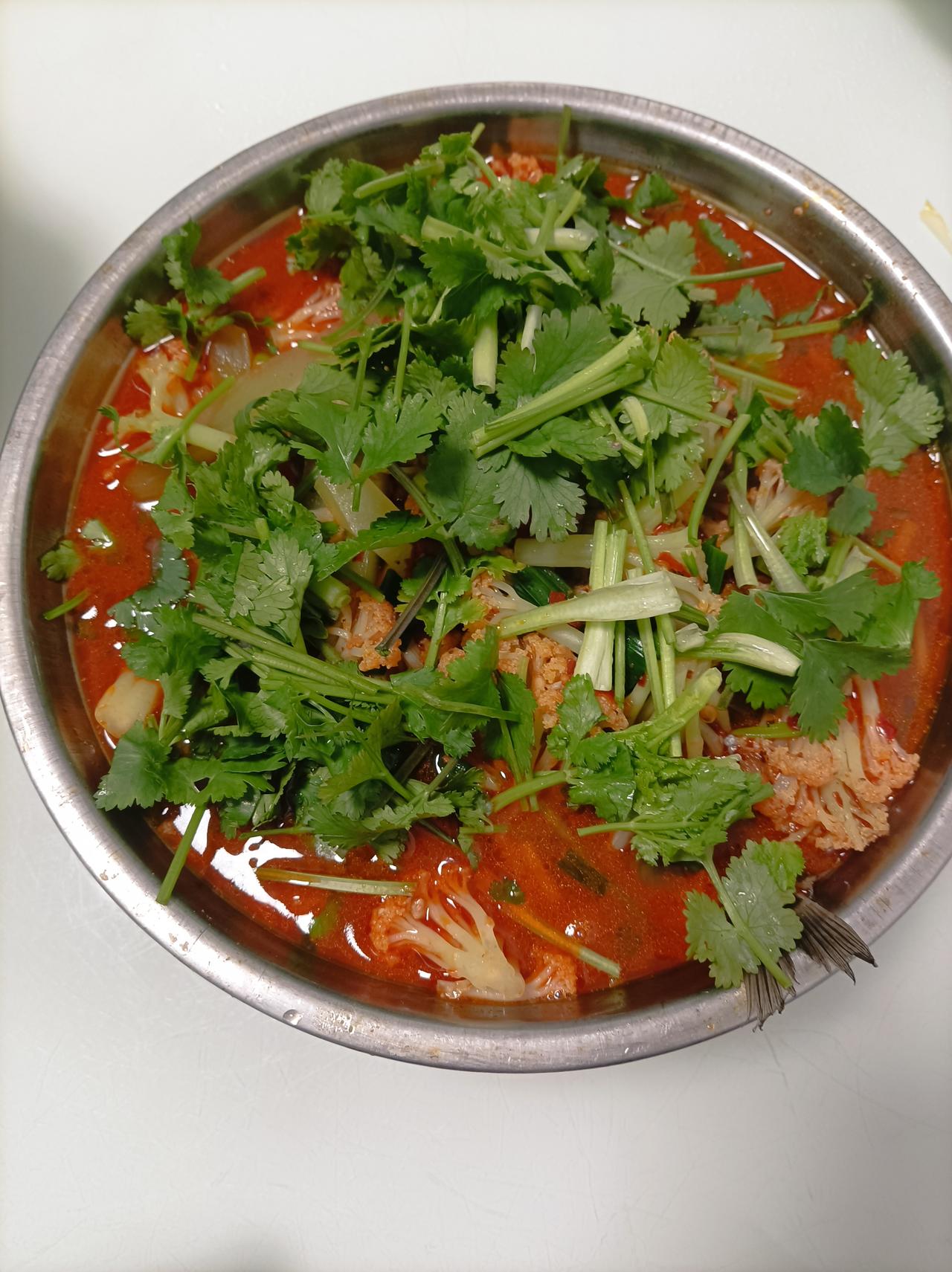 今日份美食打卡昨天儿子烧的麻辣黄骨鱼，加了火锅底料和香莱，花菜，味道太重了，但爱