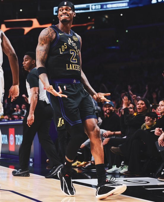 范德比尔特更新社交媒体晒出昨日比赛照，一项数据表明彪子本赛季三分命中率42%，除