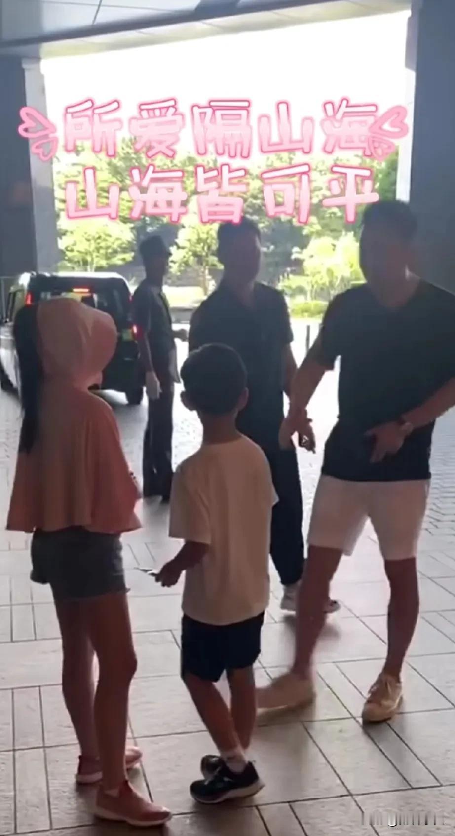 兰姐和孙子孙女在新加坡过年启程回家了。 
真不容易每次见孙子和孙女都在国外才可以