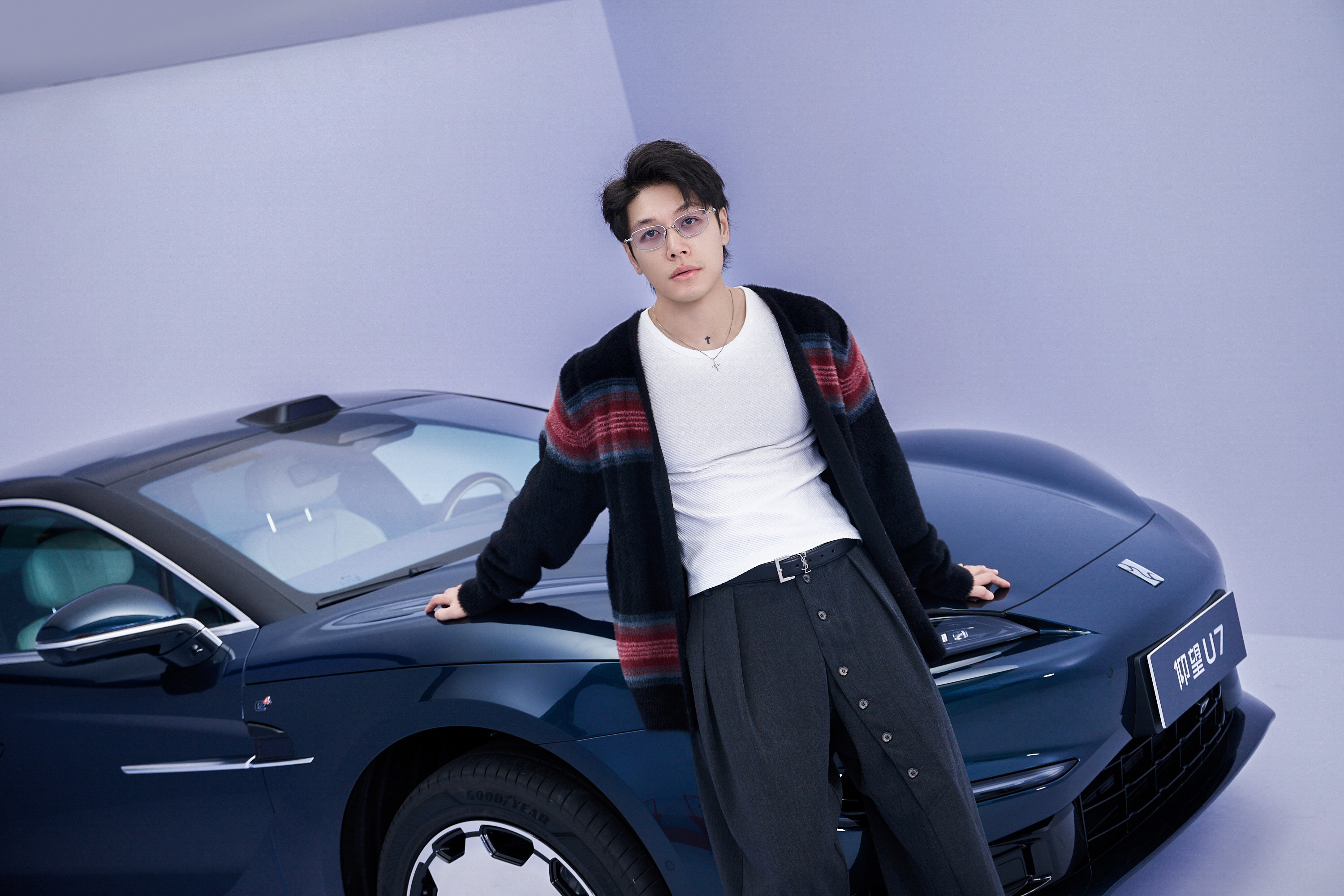 仰望U7新色能量场满场潮色，共鉴浩瀚星芒。