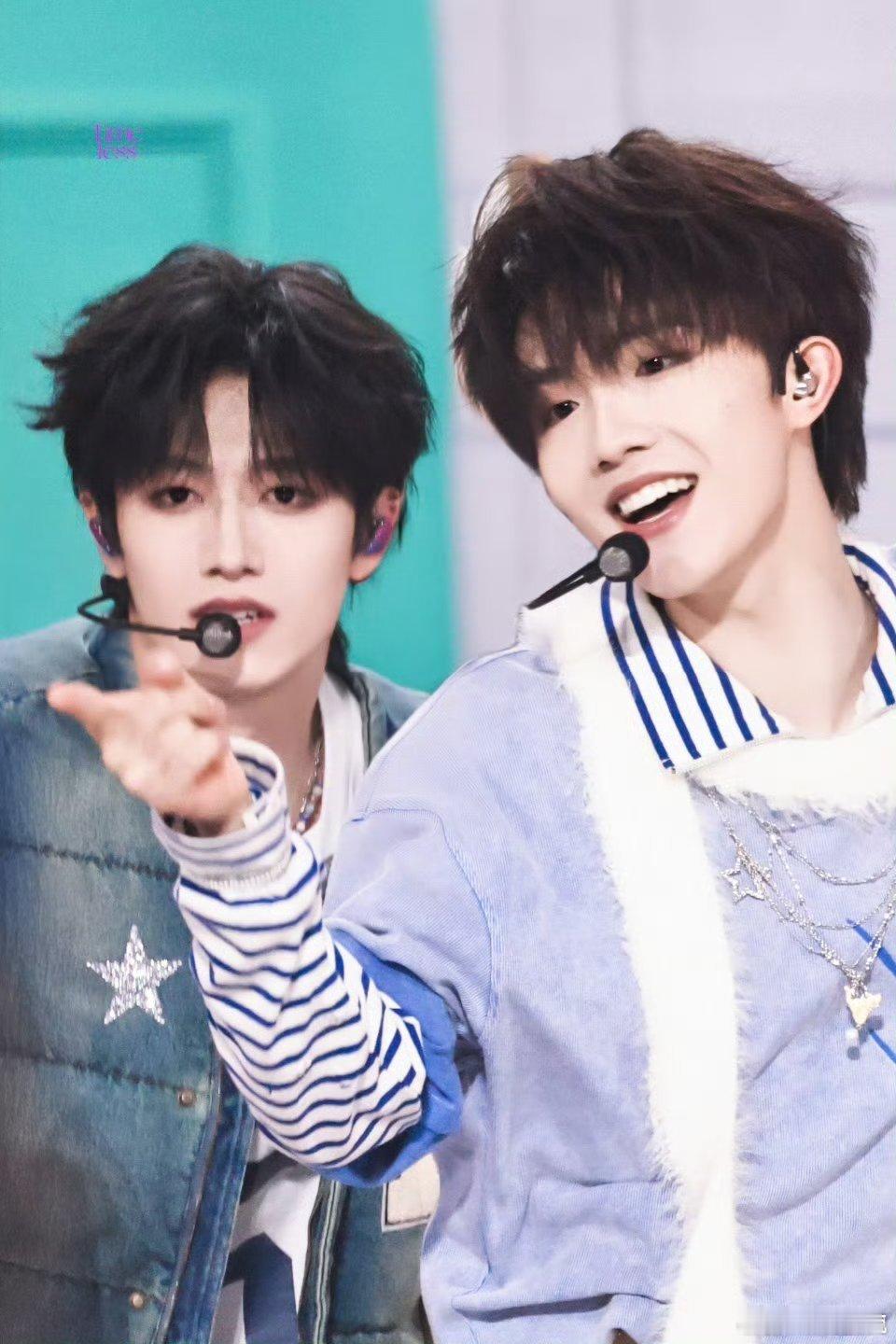 朱志鑫苏新皓转身即心痛小考舞台朱志鑫和苏新皓在这次小考舞台上的出色表现，让我们看