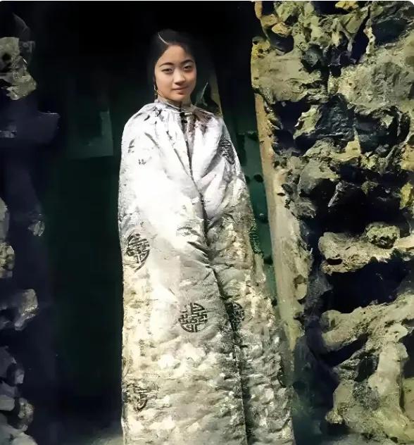 图片中的人物是末代皇后婉容——溥仪的皇后。
这是1922年，她在故宫御花园拍摄的