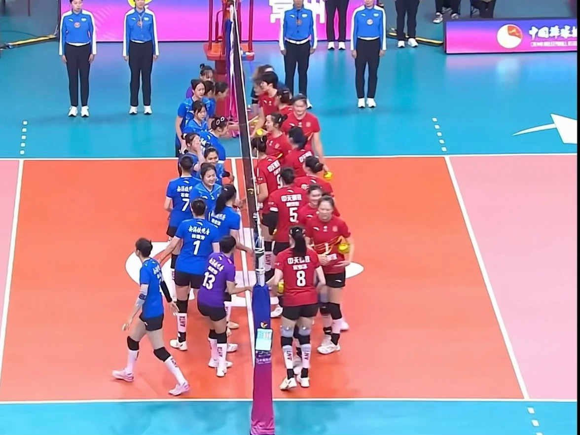 看到小周鬼鬼祟祟和对面手语交流 我就知道庄宇珊郑欣怡要有小金球拿了 