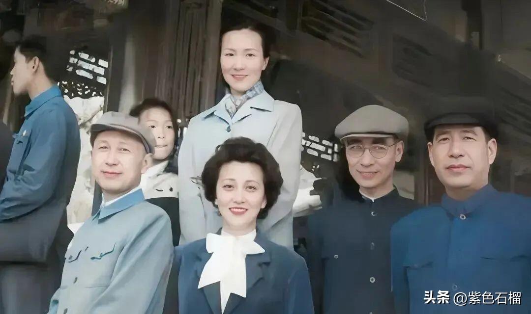 老照片：1960年钱学森夫妇，郭永怀夫妇和女儿郭芹与汪德一起游览颐和园。钱学森夫