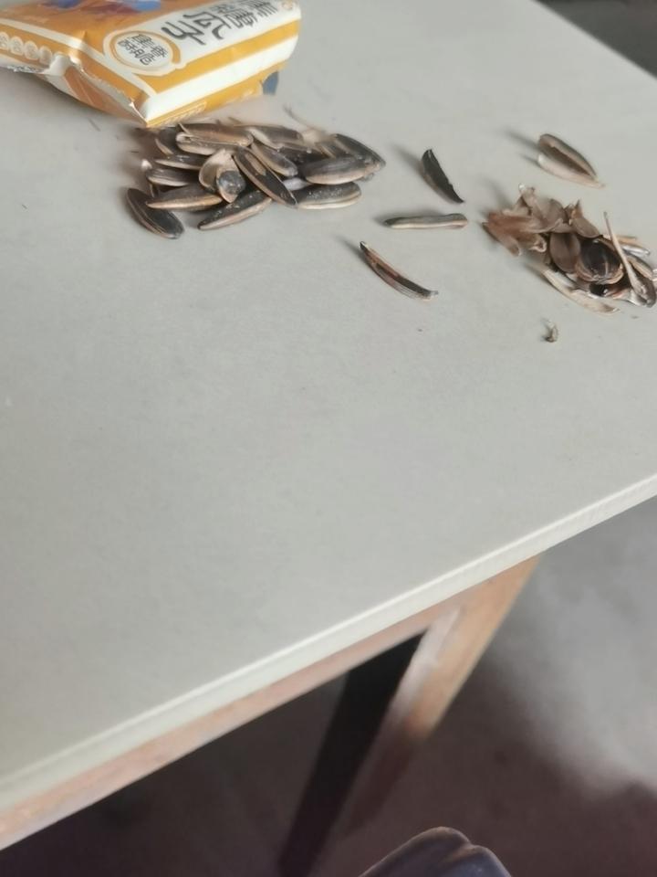 和朋友聊聊天嗑嗑瓜子甚是开心，焦糖味的瓜子最好吃了。