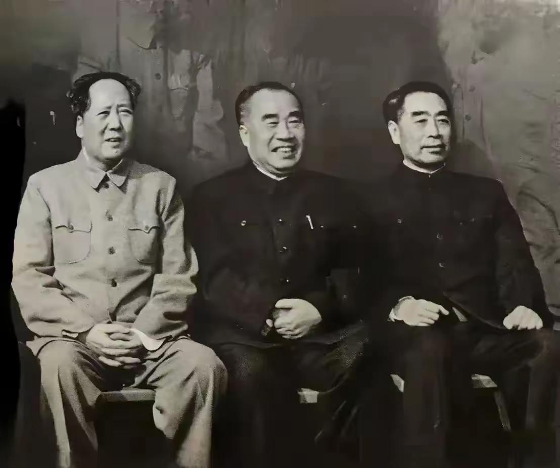 世上最动人的情谊，莫过于三位伟人并肩，把“为人民”刻进骨血，硬生生扭转了民族的命