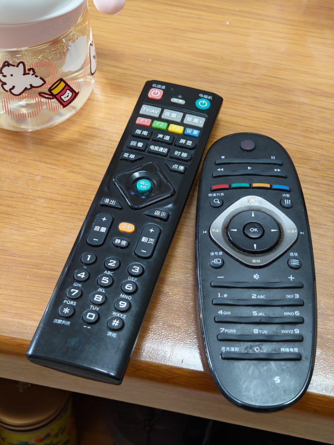 令人讨厌的遥控器，你们说为啥之前的电视遥控，按键越多令人觉得电视越高级呢？[捂嘴