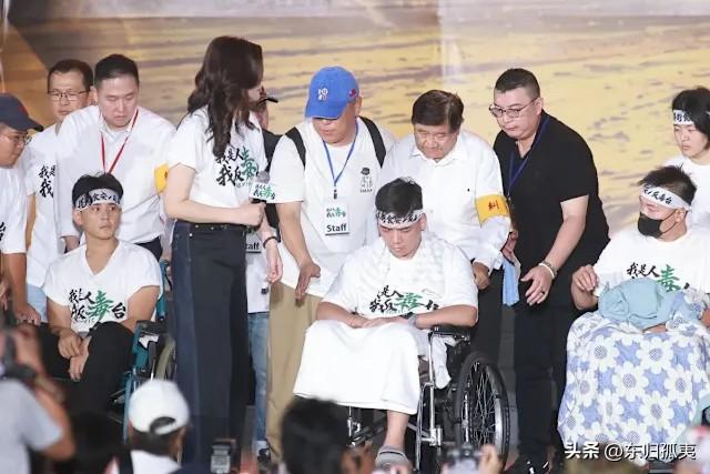 比吴伯雄还虚弱！绝食青年坐轮椅送医

致癌油事件延烧，国民党今（25）日在凯道举