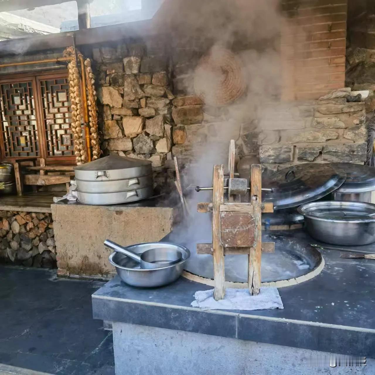 连续出差20多天
累坏了
一直咳嗽流鼻涕，躺了好几天[黑线]
周末山上晒太阳，吃