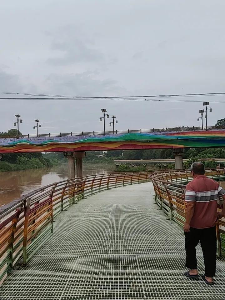 人到中年，渐渐不再执着于奔赴千里去追一场风景。从前总急着把窗沿积的薄尘掸干净，生
