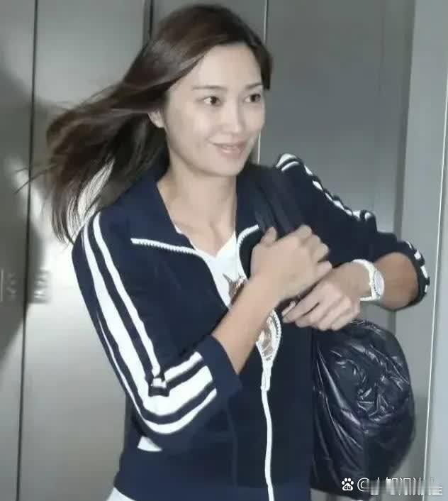 李克勤夫人被誉为香港第一美人，她是一位出生于空姐家庭的女性，嫁给了巨星李克勤后一
