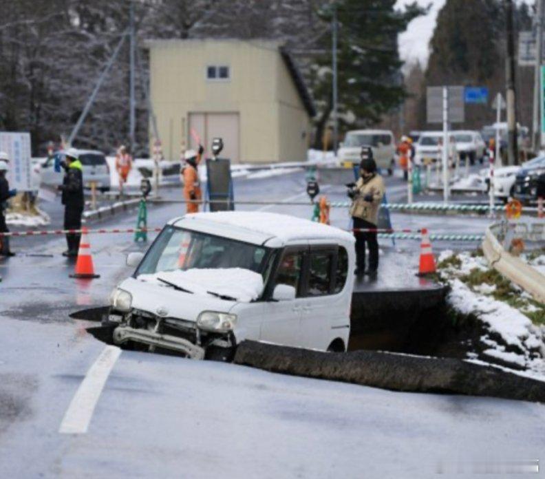 凤凰新闻【唐驳虎：日本发生7.6级强震，看似有惊无险却敲响警钟】7.6级震后余波