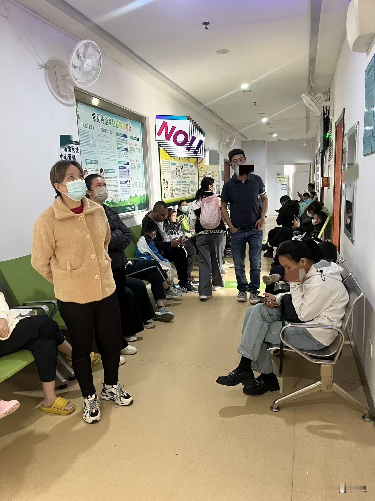 今天的门诊
比昨天稍微少一点点，昨天是周末，相对来说会多一些，但是早上也有两百多