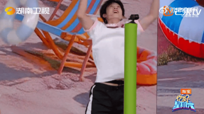 李昀锐出手一击必中李昀锐你好星期六游戏环节出手超快！趁杨迪姚琛不备一把扯走游泳圈