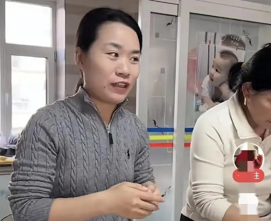 玉米粒两口子把每月给两边妈妈各打五千块的生活片段剪成视频，一下子冲上热搜。
俩农