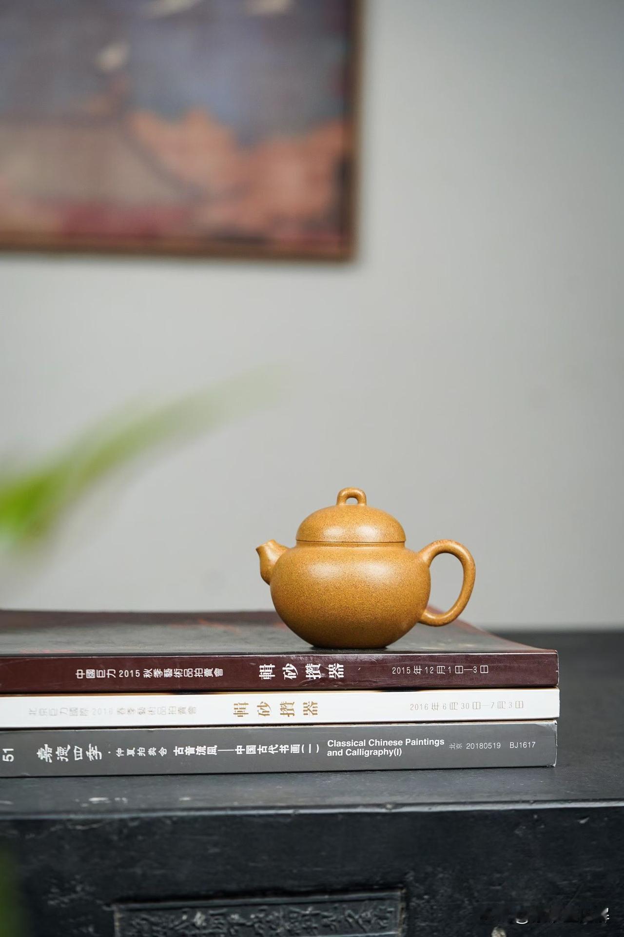 紫砂壶养了半年还是“和尚光”？真正的包浆，得像“老凉席”！
北宋梅尧臣曾有诗云：