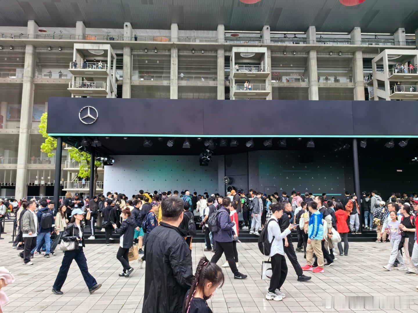 果然是憋了太久，这次上海F1大奖赛上座率实在是太高了，奔驰靠近主看台的展台放了五