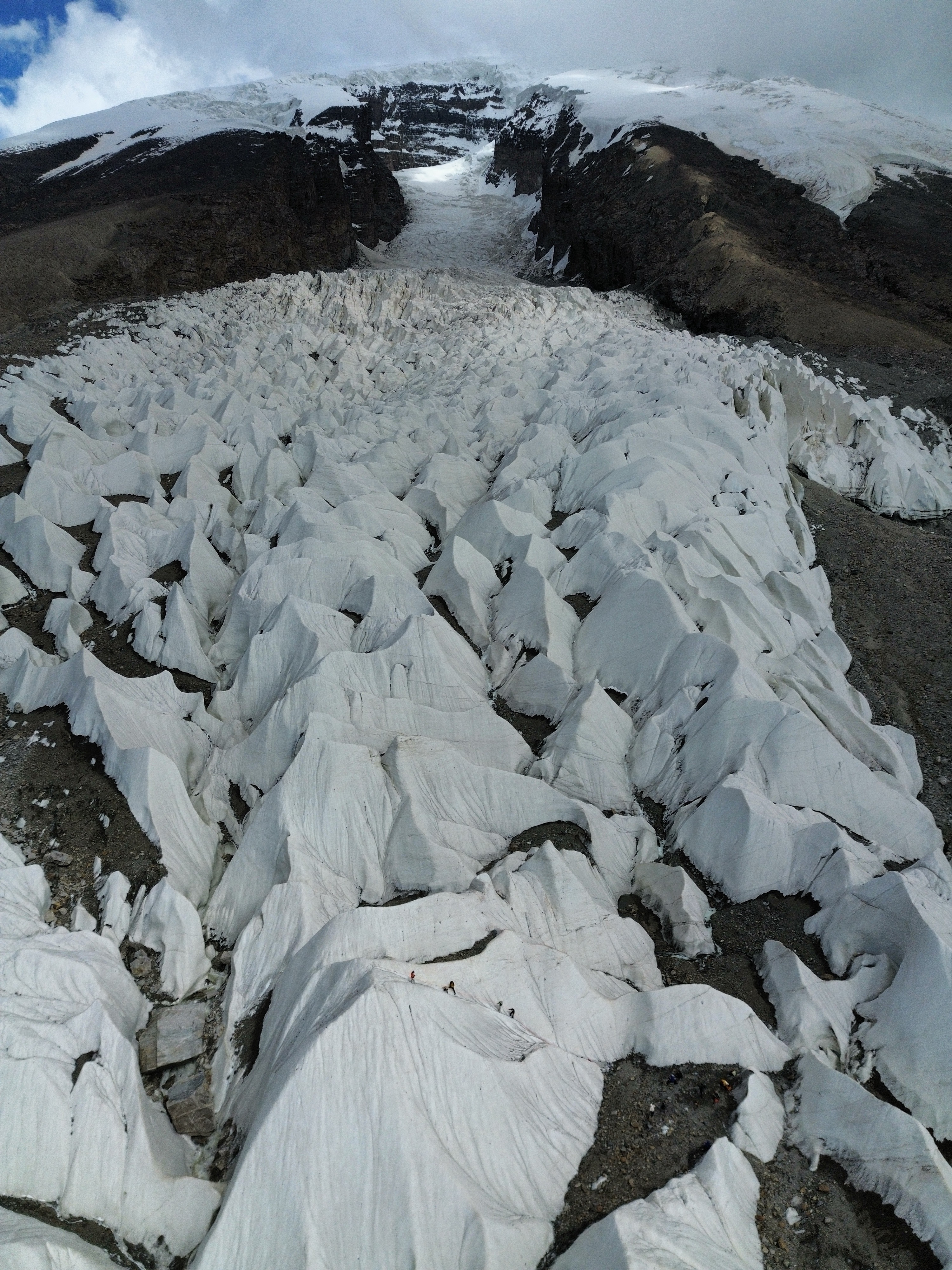 估计要严管了新疆慕士塔格峰2号冰川发生雪崩 ​​​