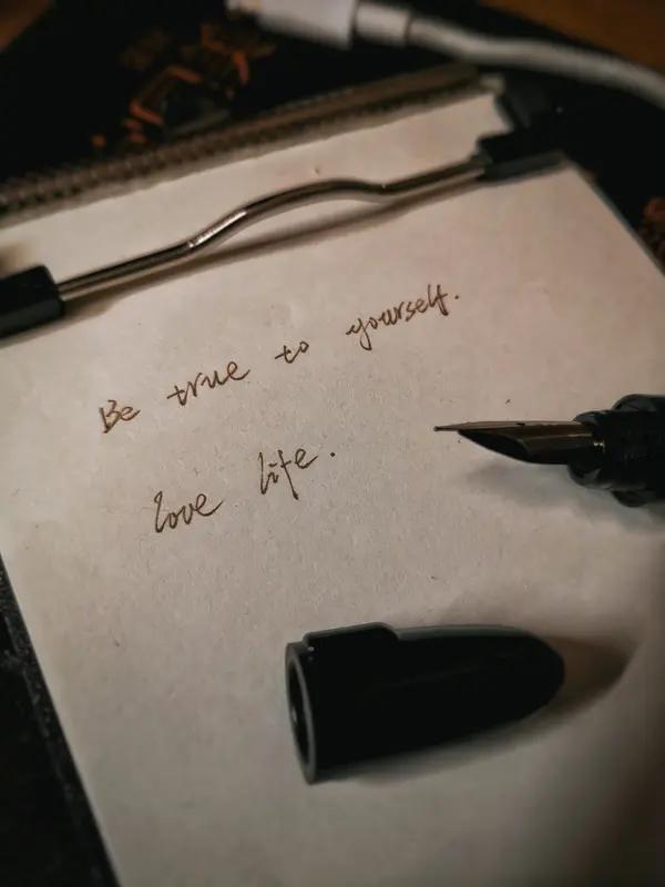 想靠写文章挣钱，别盲目追热点。很多写作者追热点写得又累又不赚钱，我以前也是，后来