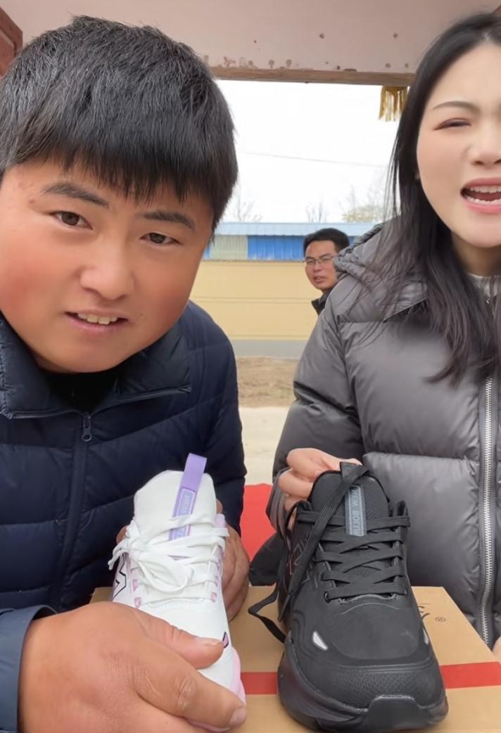 成长中的小松越来越令人刮目相看，如今的小松，越来越泰然自若，面对镜头，表达越来越