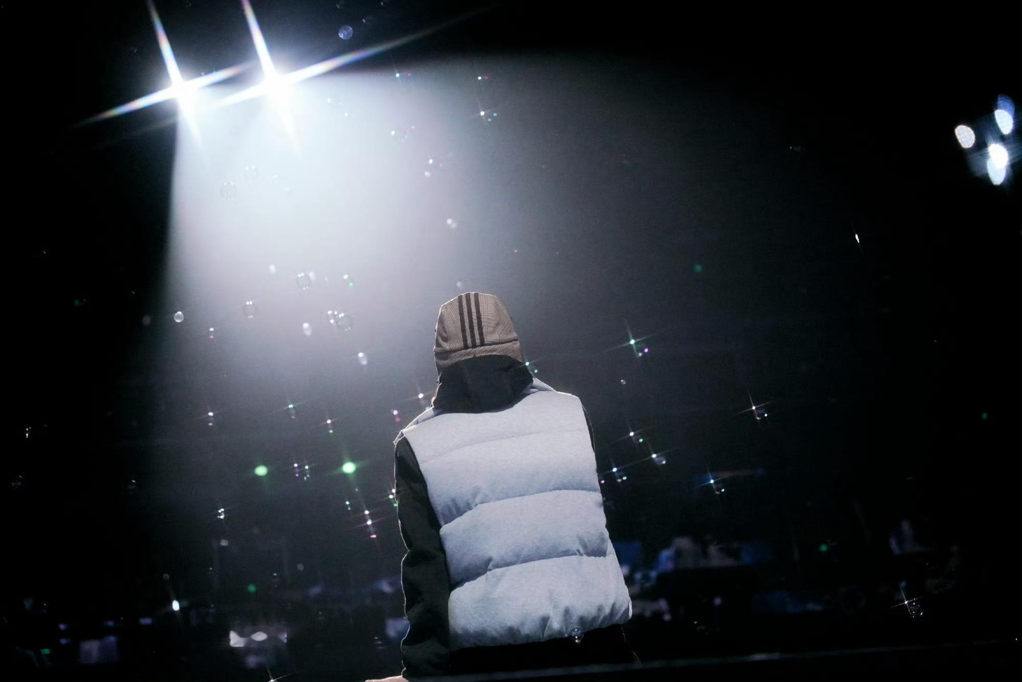 梓渝游点意思2026巡回演唱会 zy梓渝 "山脚的野草一年又一年,我想陪你的不止