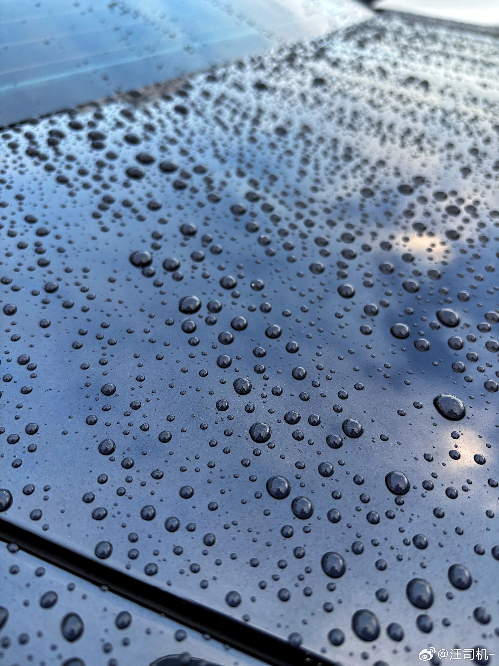 群里老哥问了个有趣的问题：“车漆打蜡后，雨水会在表面留下水珠，雨过天晴太阳一晒，