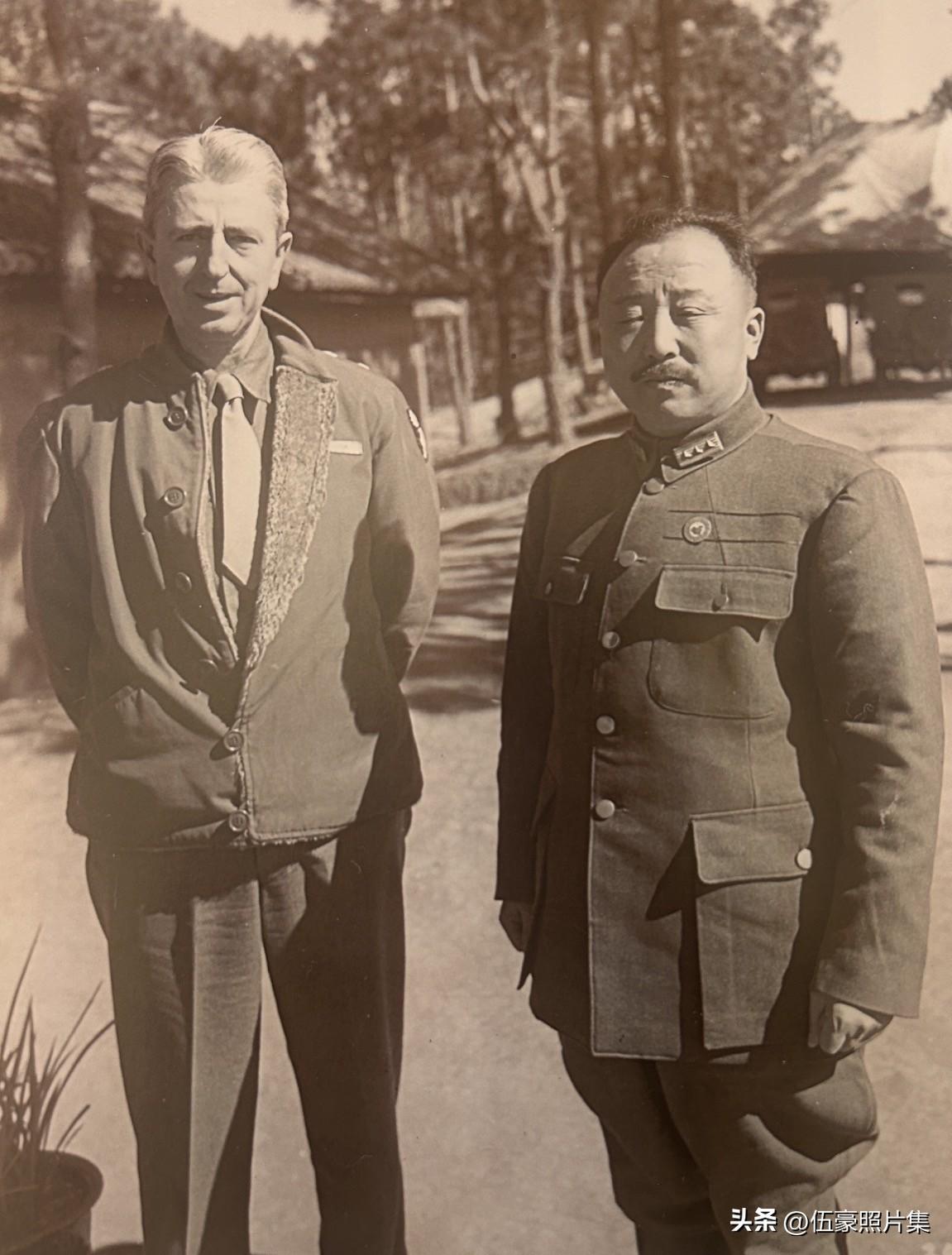 1944年，在视察中国西南地区期间，盟军中国战区参谋长A.C.魏德迈少将与中国远