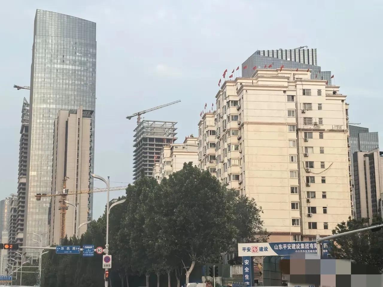 济南工业南路的茂岭花苑顶上插了红旗。旗帜飘扬，仿佛业主仿徨的内心。


茂岭花苑