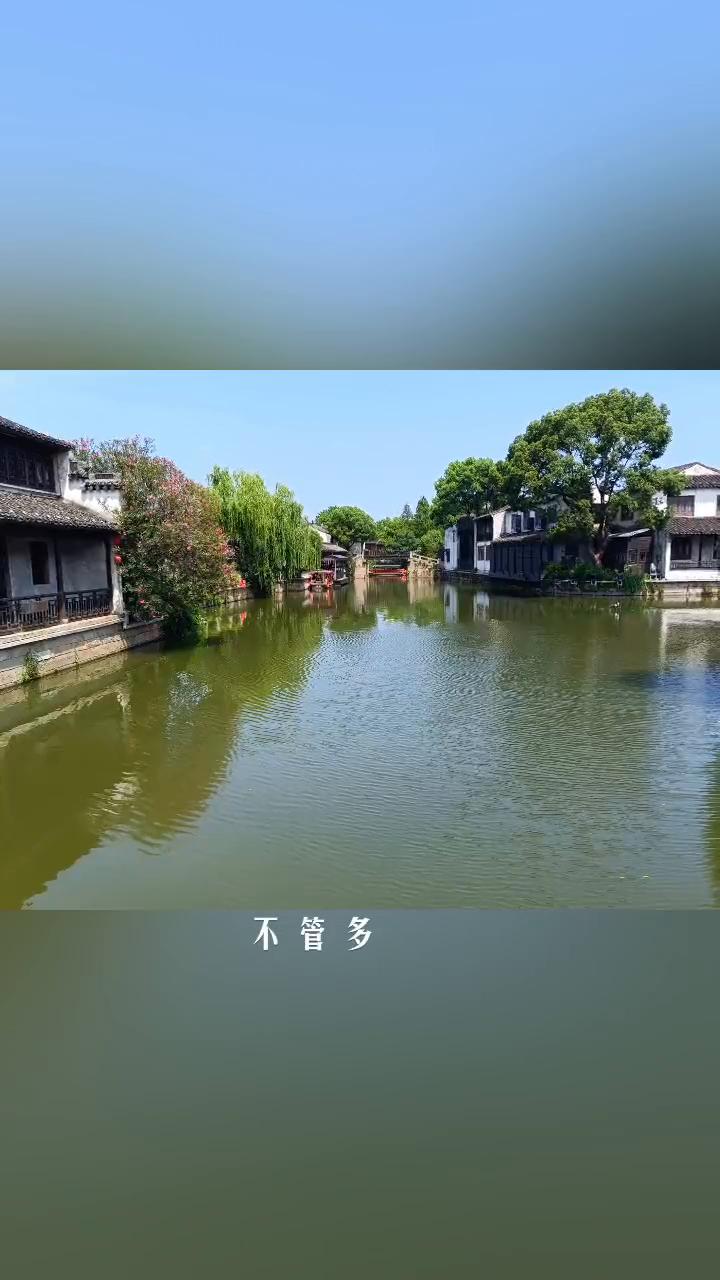 那远出呼唤我，曾千百次路过，半山腰摘几朵，便飘向歌颂者。那份简单离开后，就再也没