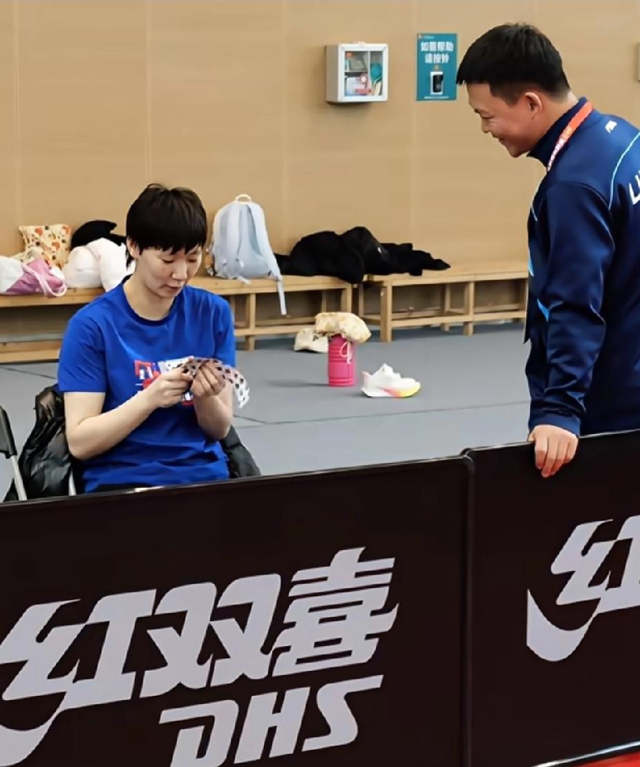 国乒训练场的暖心一幕！曼昱变身