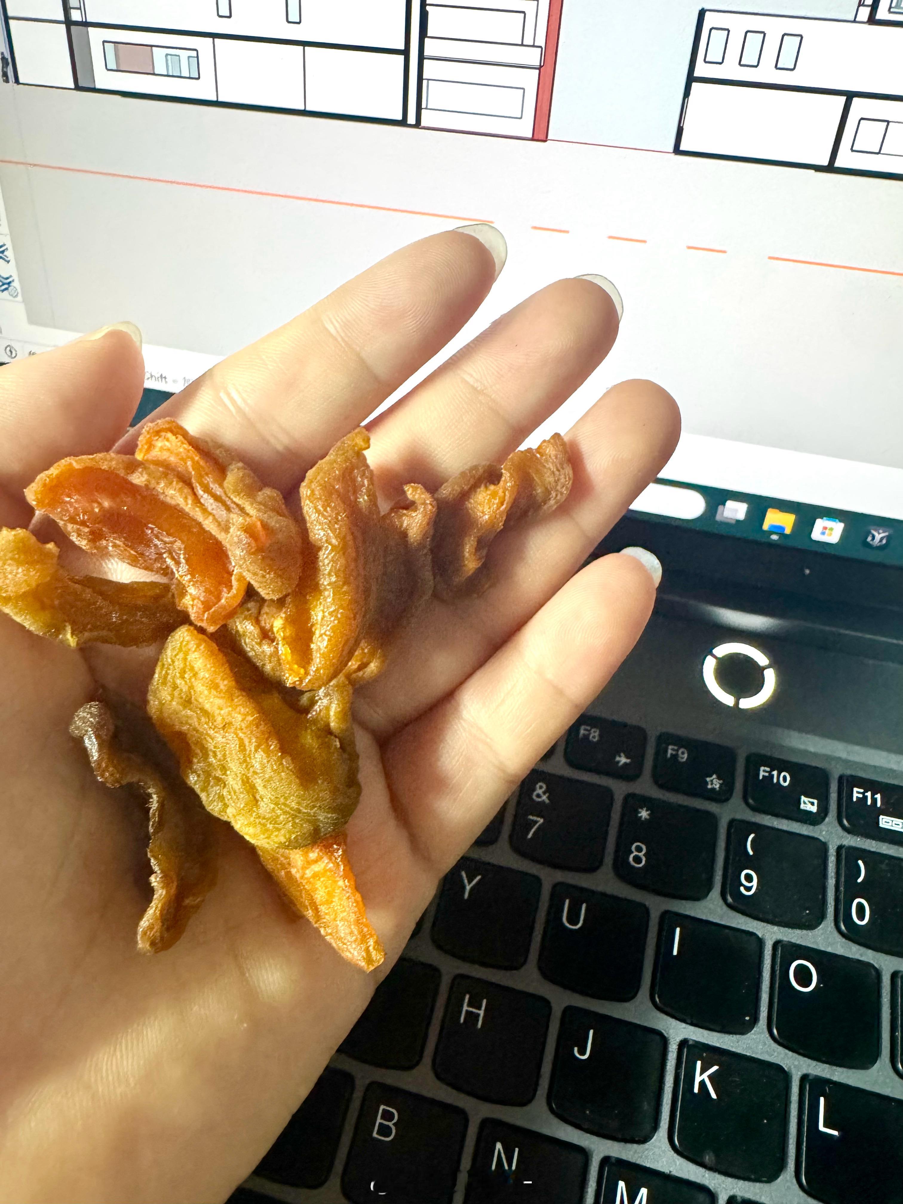 做作业的时候就该吃点东西 于是拿出了这个杏干 