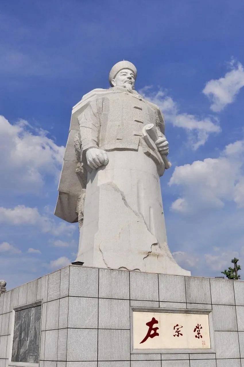 很多人都以为，左宗棠收复新疆，是晚清一次完美的国土完胜。

事实上，大军平定南北