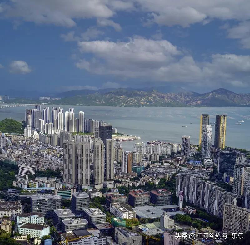南山区和宝安区，杀疯了。

截至目前，南山区境内外上市公司总数已达220家，位居