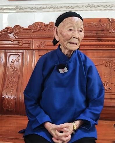 她活成了时间本身，却没人敢说她是在浪费生命。
那棵老樟树记得所有答案，可它从不开