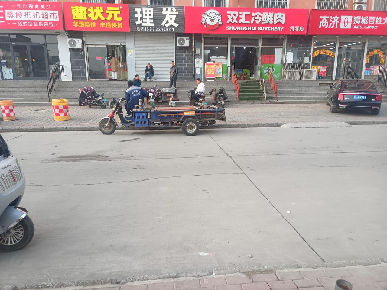 老婆说，你傻不？今天是农历二月初三，昨天不是初二龙抬头吗？
我说龙抬头不是过去了