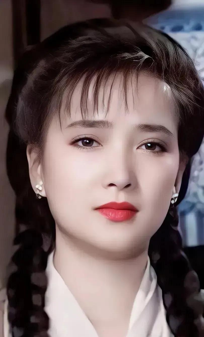 何晴虽然很美，
但她谁都比不了，
她比不了张澎，
自己没有了家，
但还有需要照顾