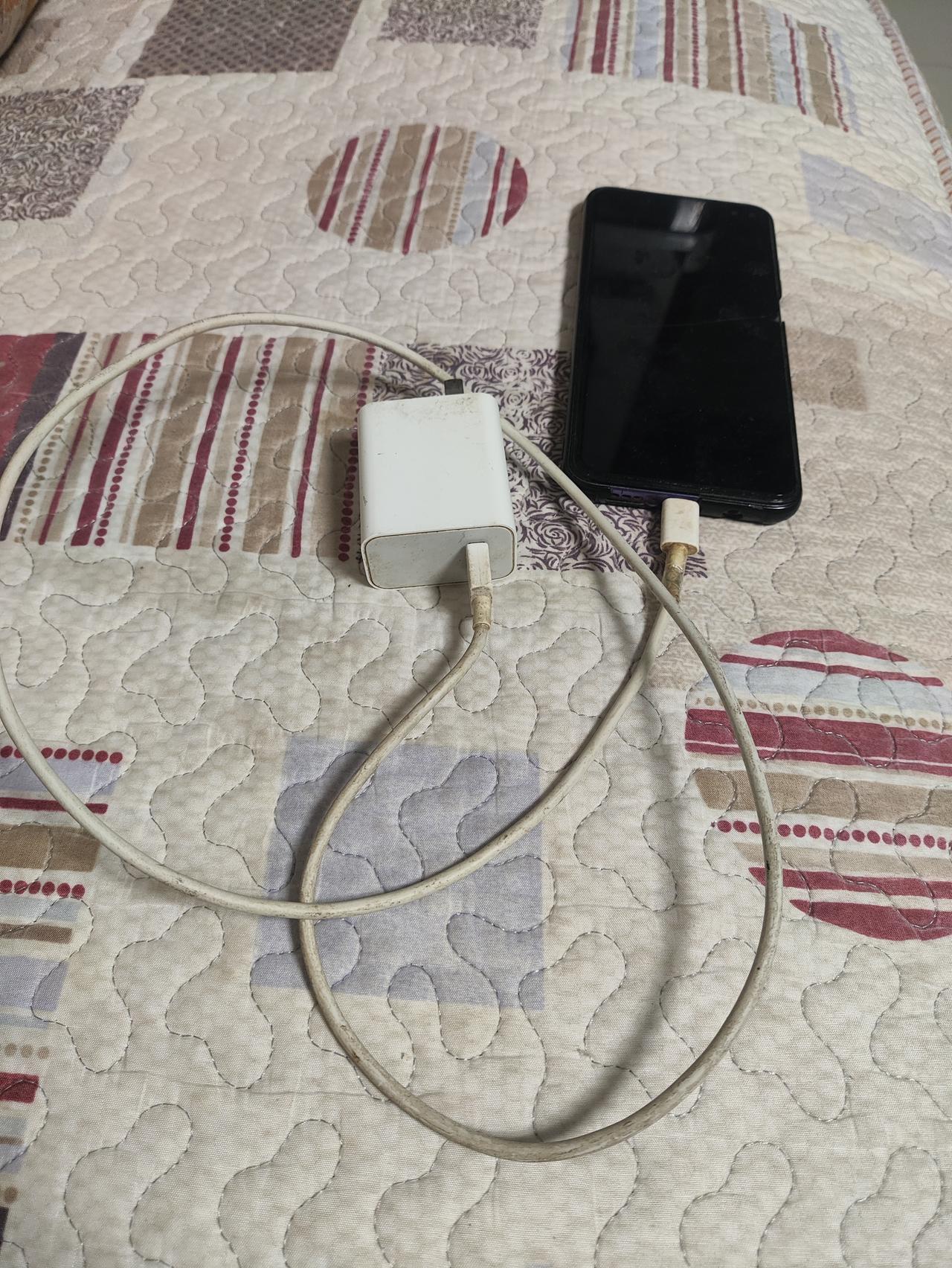 手机充电时，到底先用手机联接充电器，再插入插座好呢？还是先把充电器插入插座后，再