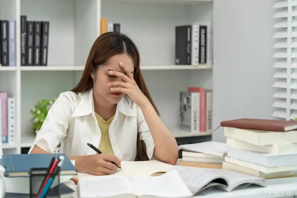 现在不少年轻人的焦虑有一个容易被忽略的来源：物质条件总体改善以后，评价人生的尺子