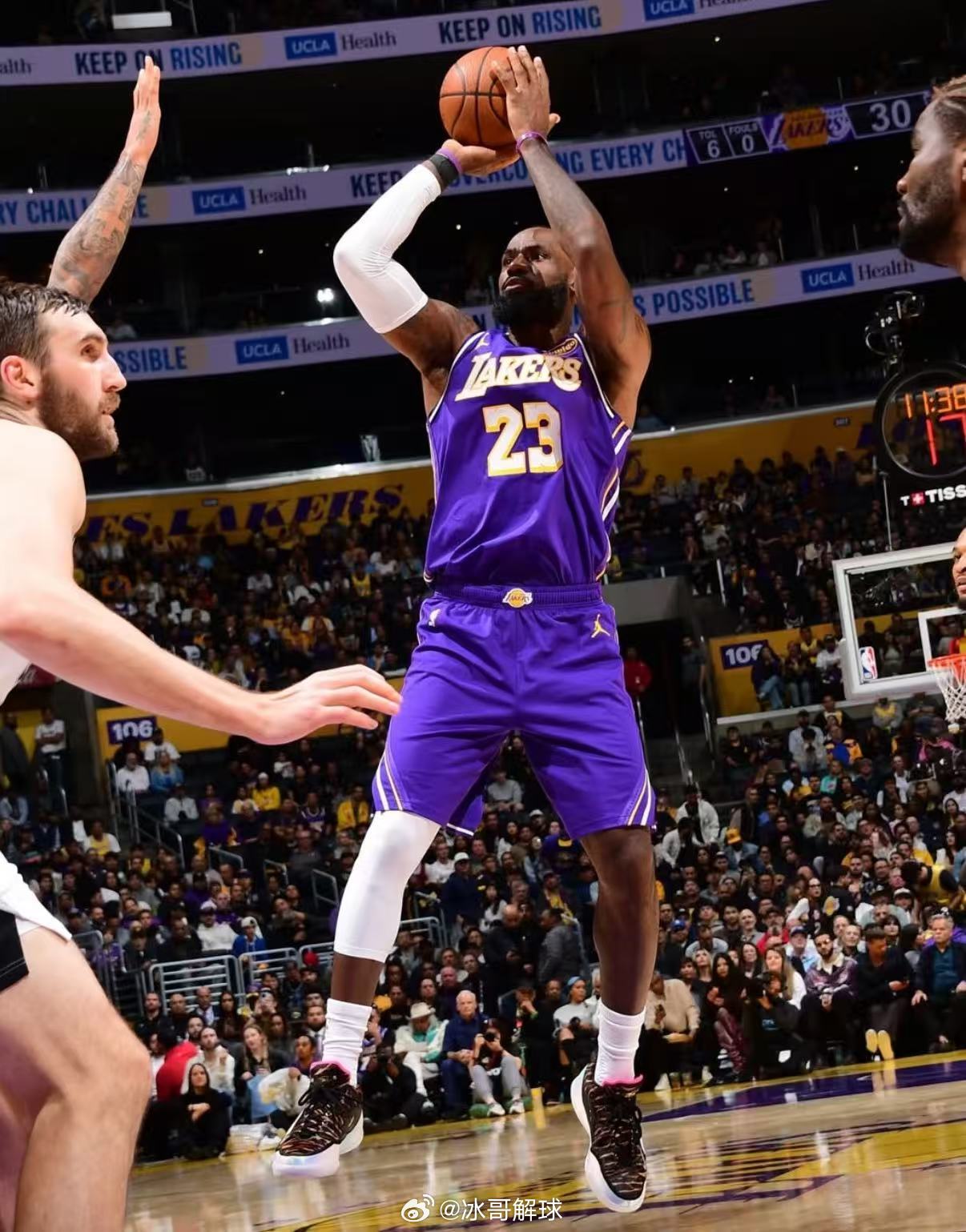 詹姆斯出场数独占历史第一3月22日，41岁詹姆斯出战第1612场常规赛，超越帕里