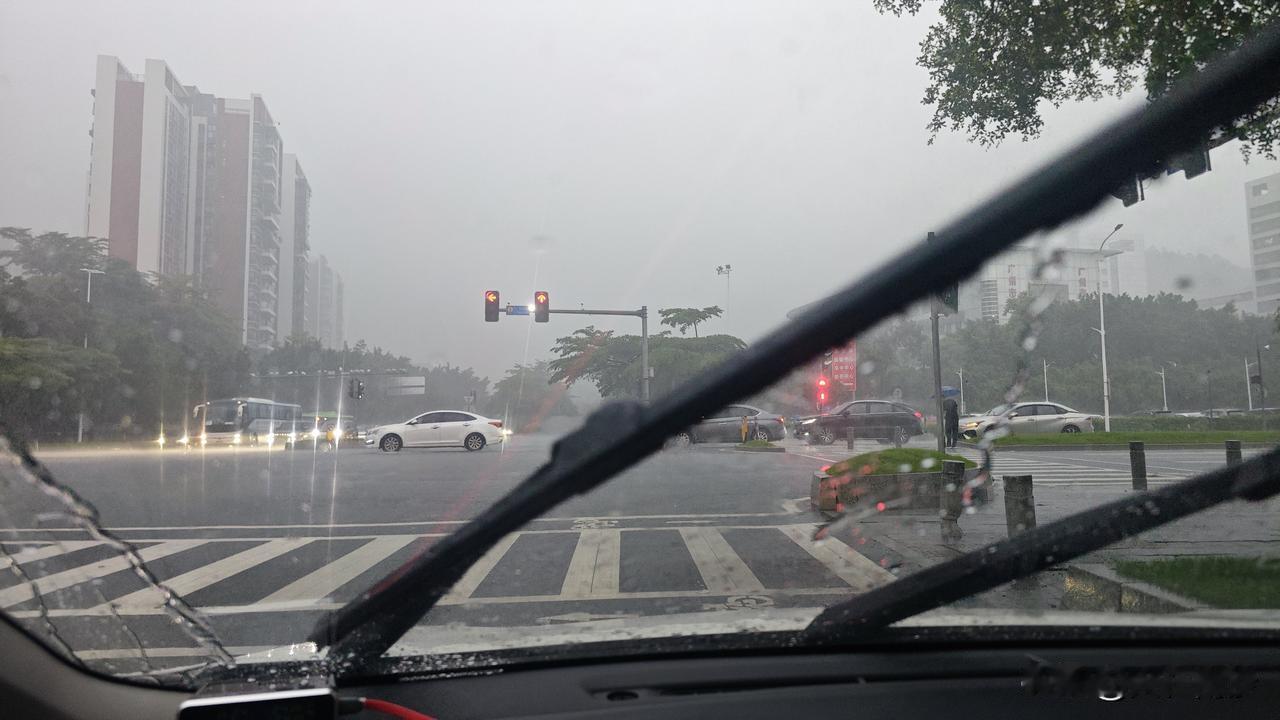 南沙今天早上这雨都能是红色级别了吧，学校迟迟才发出一个橙色，而事实是很多道路都淹